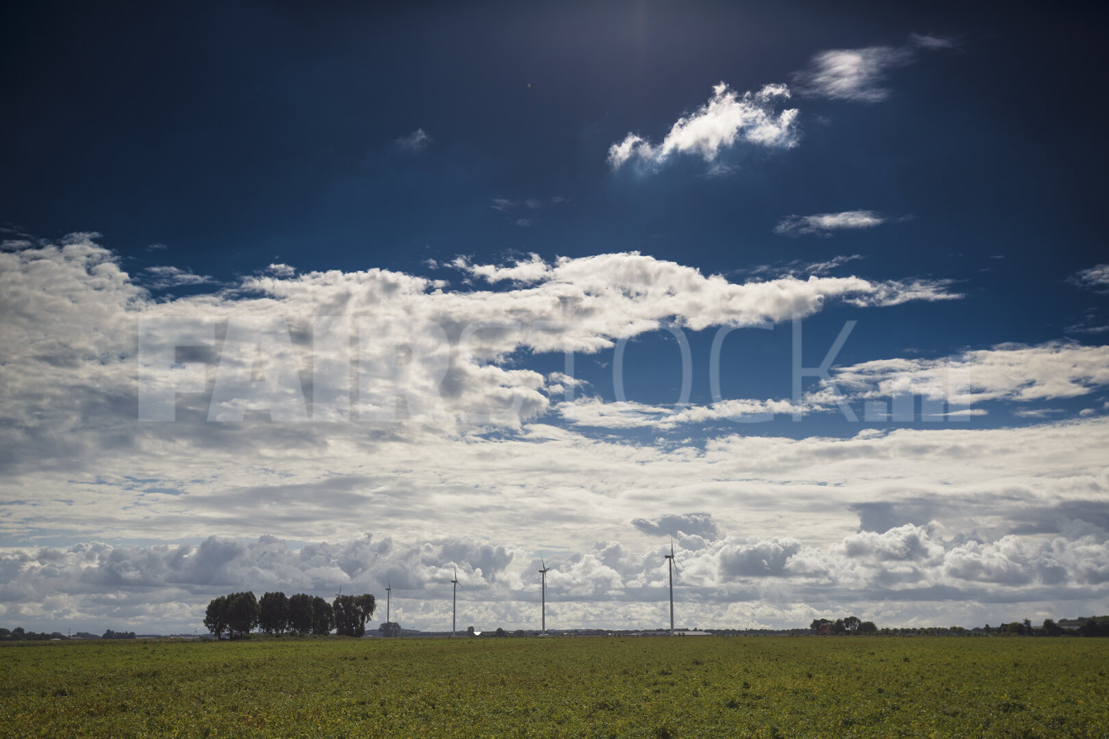 Windturbines tegen een helderblauwe bewolkte hemel