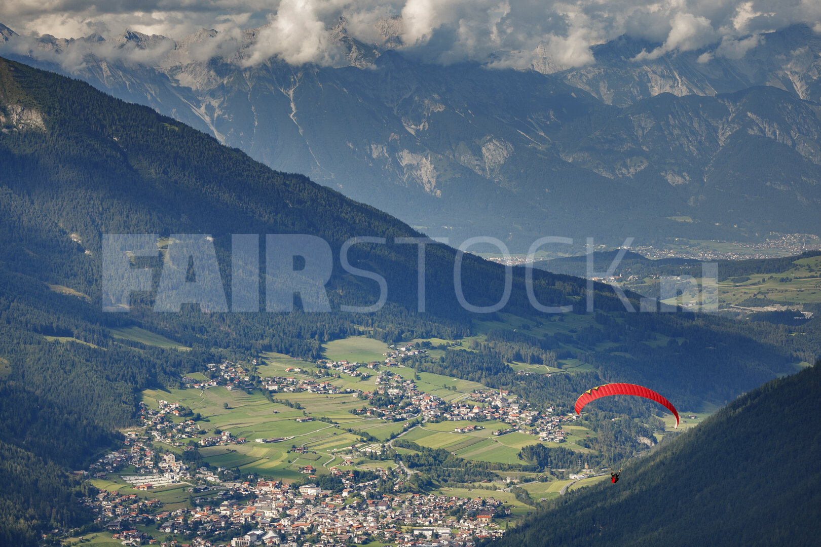 Paraglider daalt af in Stubaital
