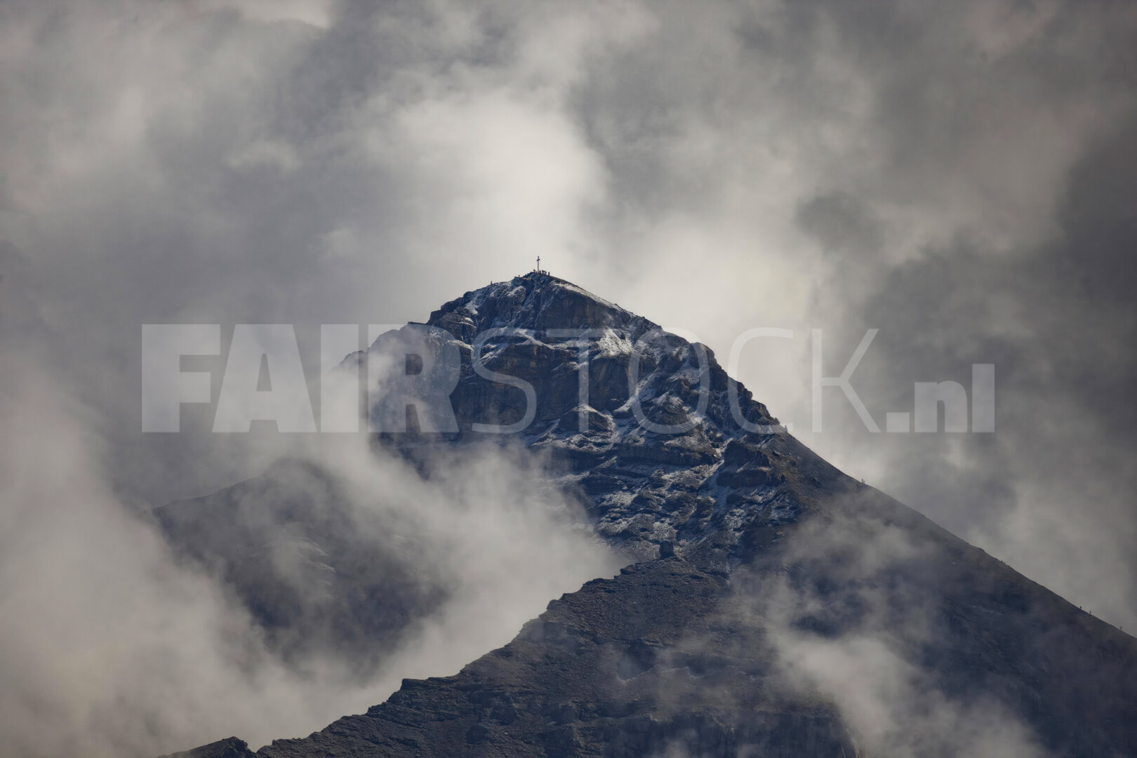 Bergbeklimmers op de Serles onder dreigend onweer