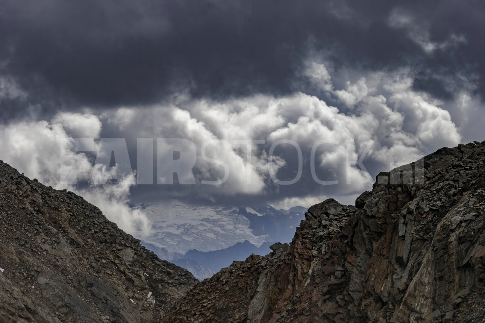Gelaagde bergen en dramatische wolken in de Oostenrijkse Alpen