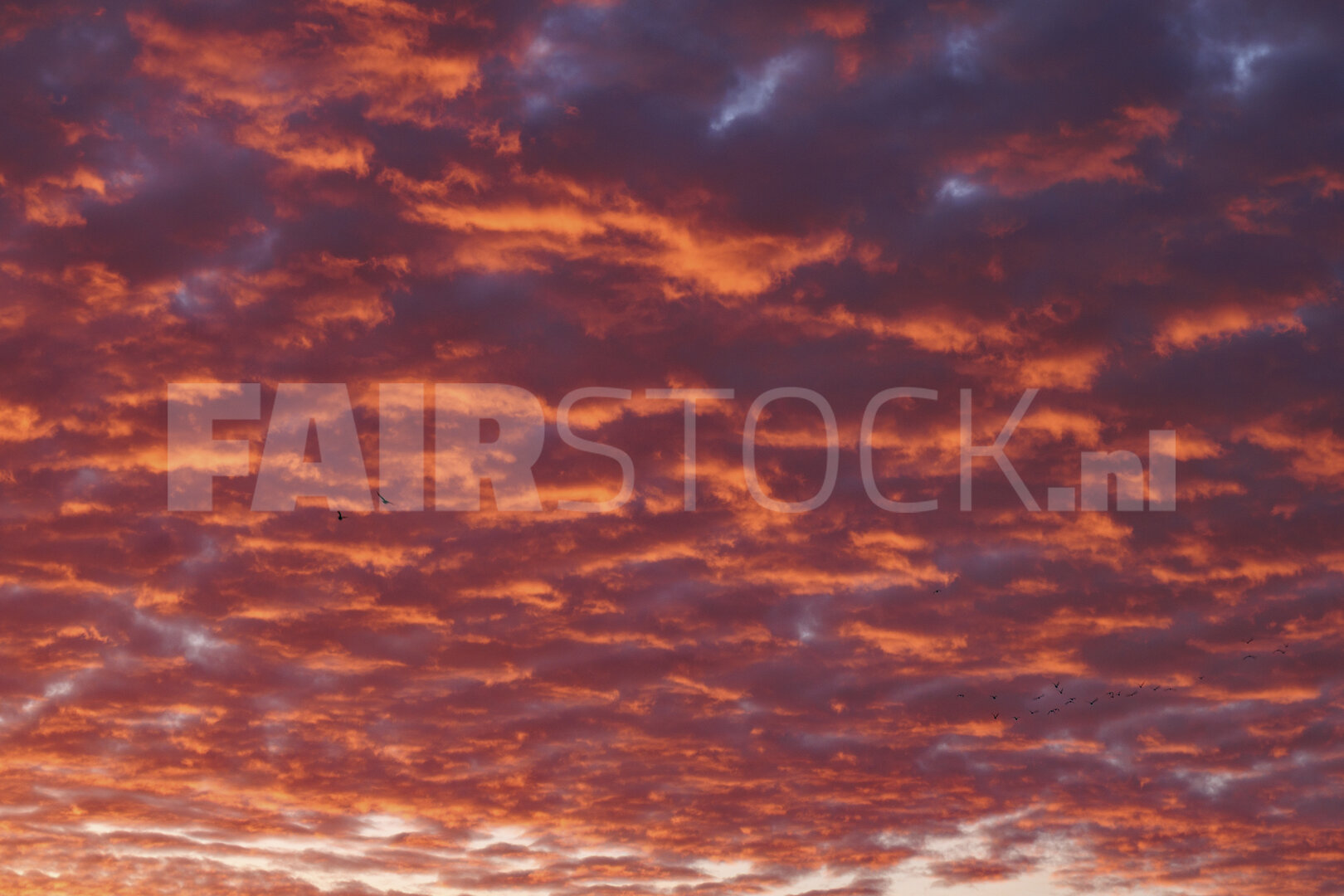 Dramatische zonsondergang met gloeiende wolken