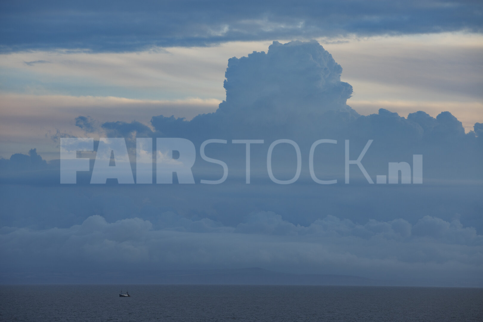 Dramatische wolkenformaties boven de Noordzee