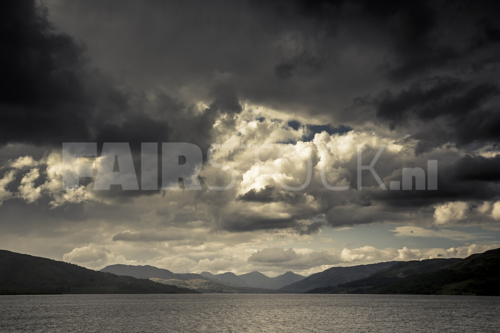 Stormwolken boven rustig meer