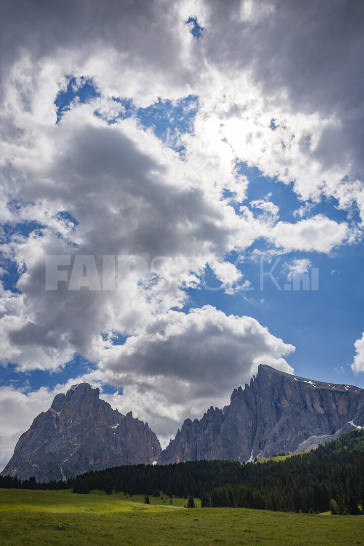 Majestueuze bergen onder pittoreske Italiaanse lucht