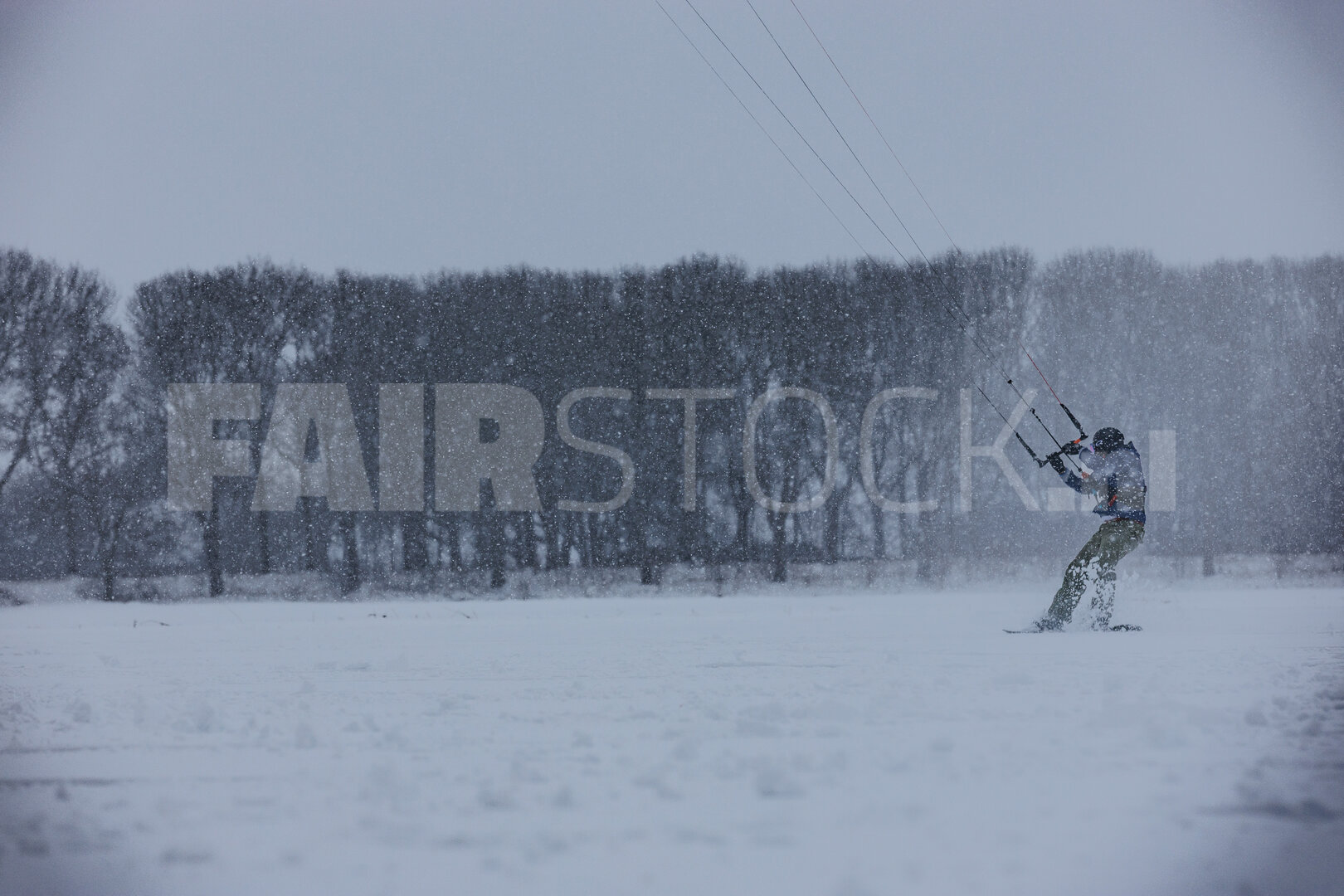 Snowkiten in de sneeuwstorm op de Klundertse polder