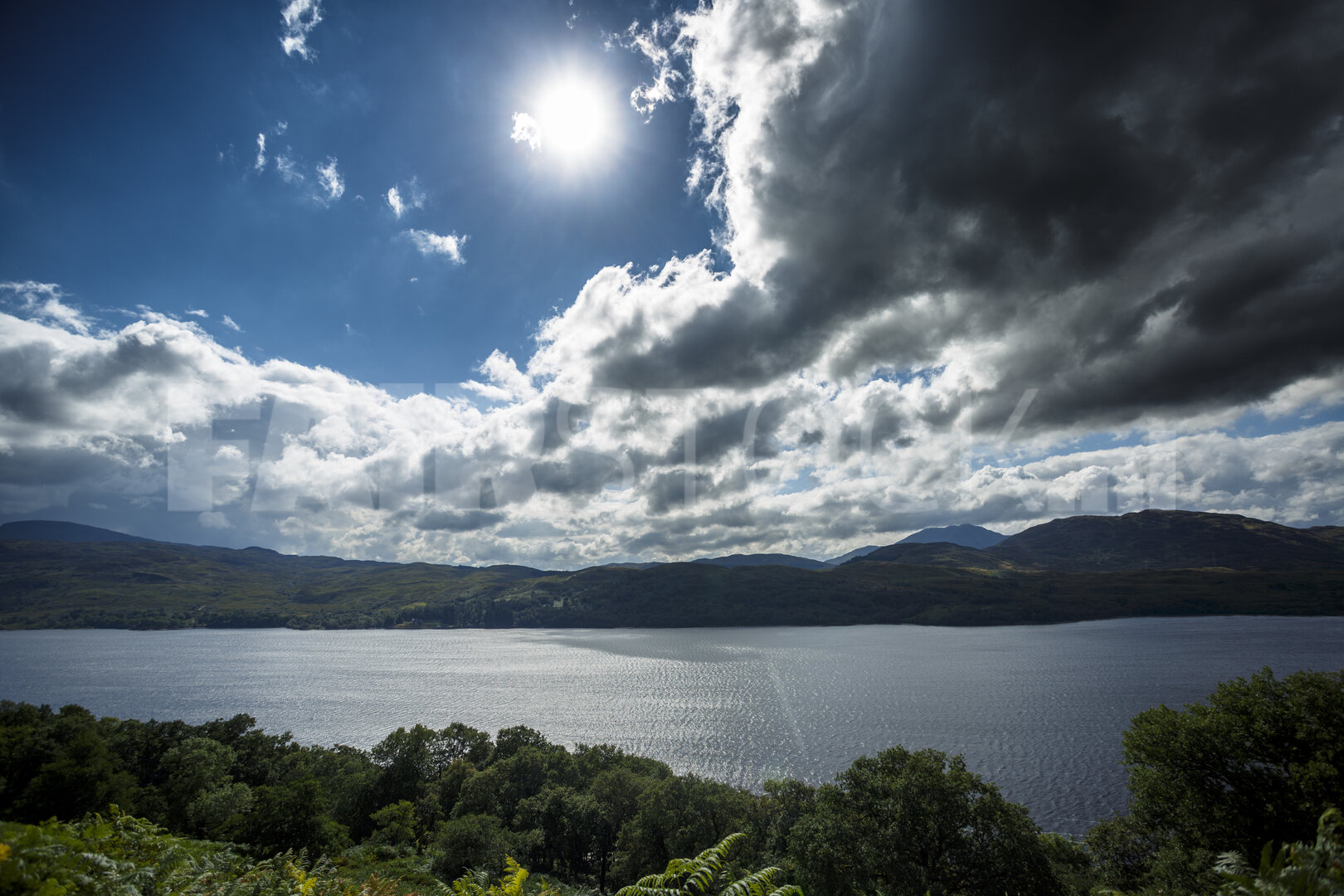 Bergmeer met dramatische wolkenlucht