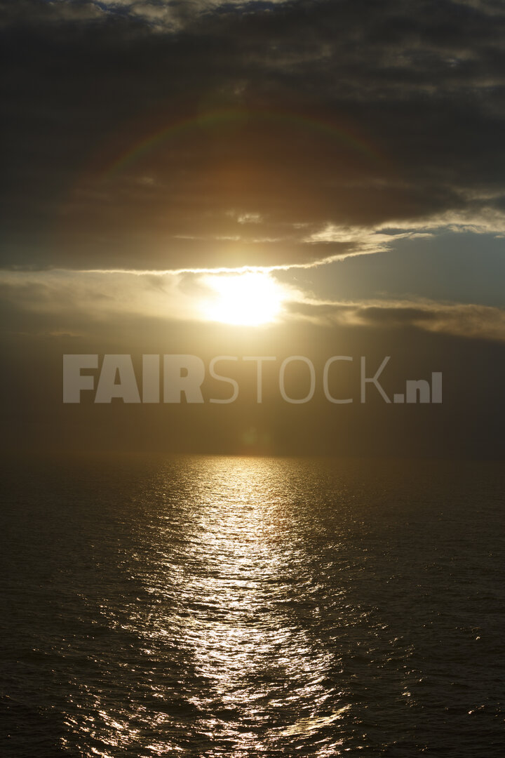 Gouden zonsondergang boven de Noordzee