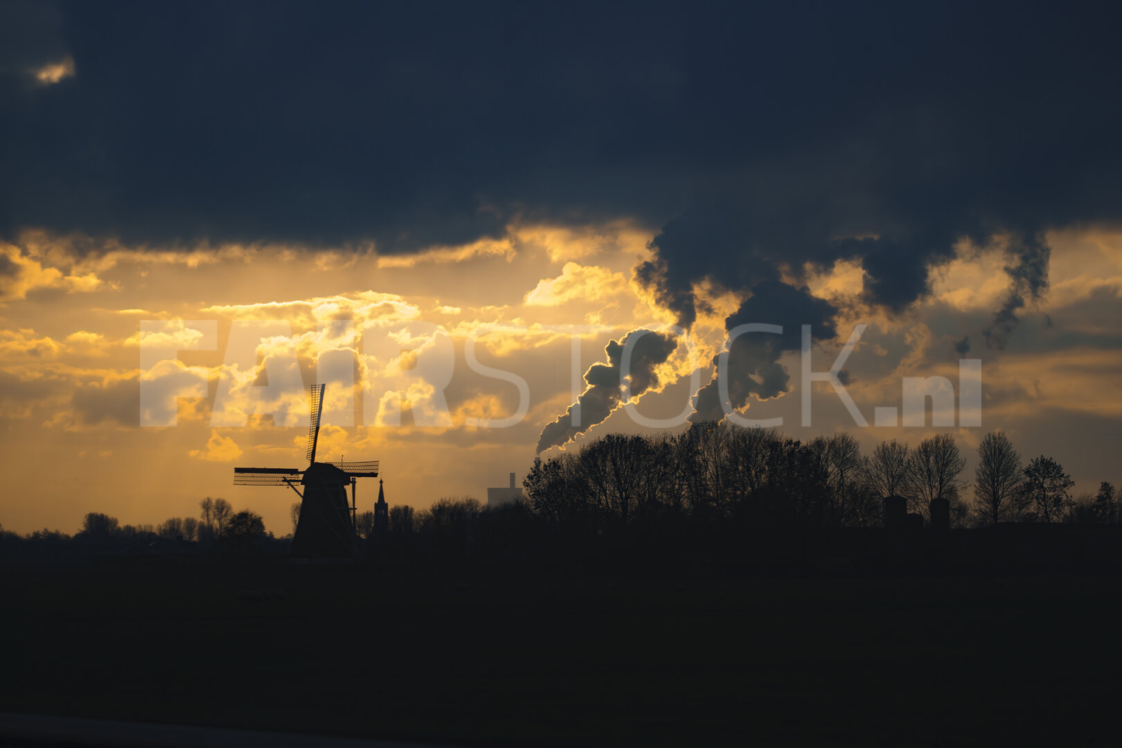 Prachtig Nederlands landschap met windmolen in november