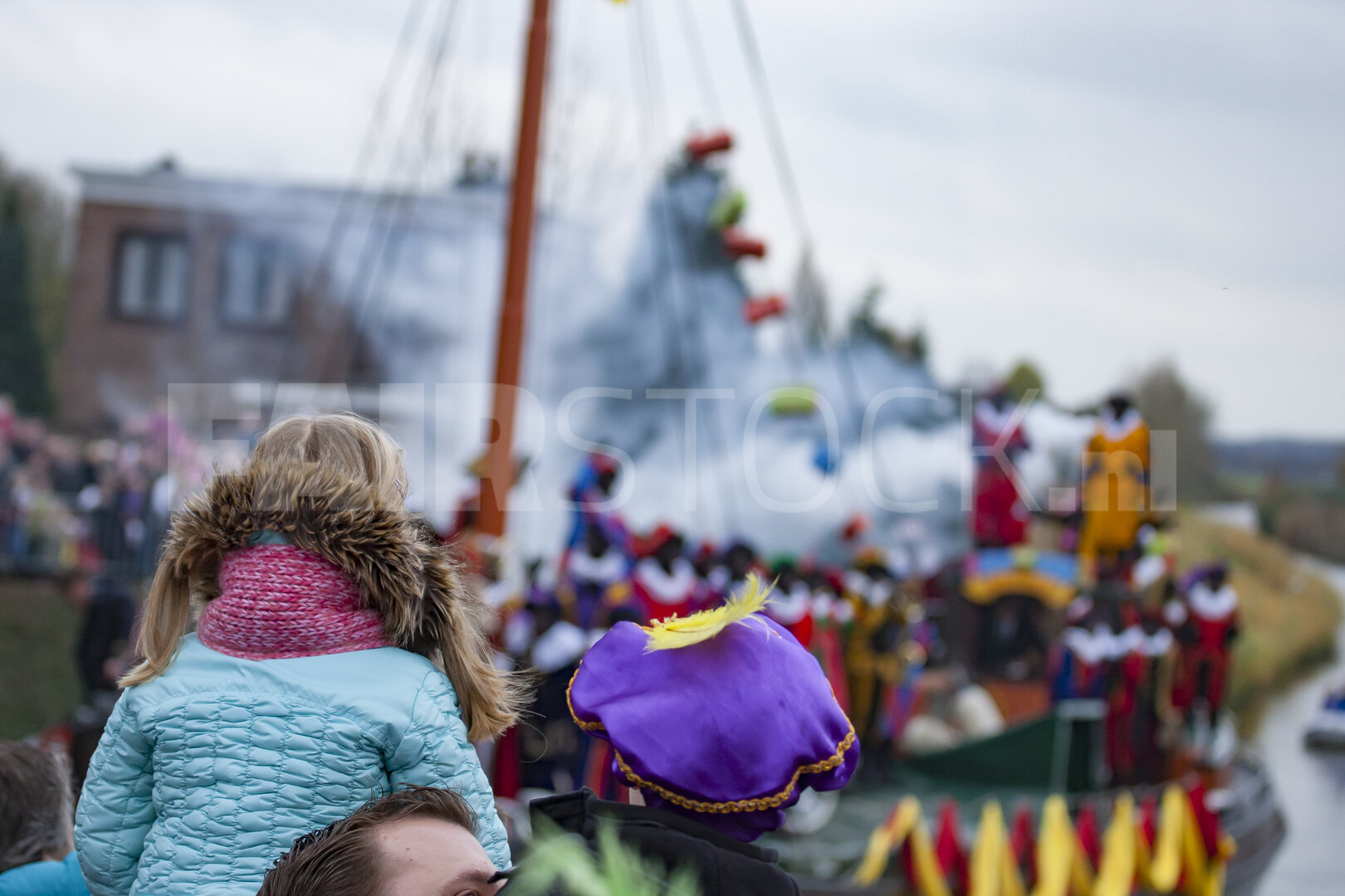 Kinderen wachten op Sinterklaas en zijn inclusieve helpers