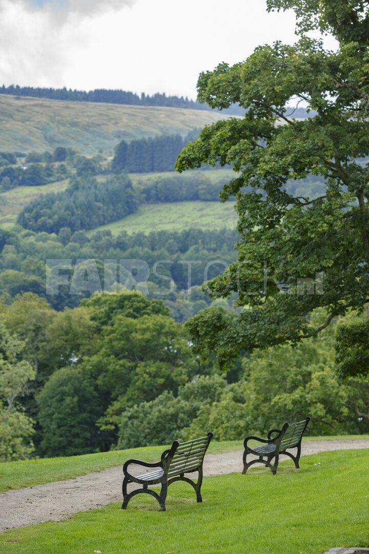 Bankjes in het groene berglandschap