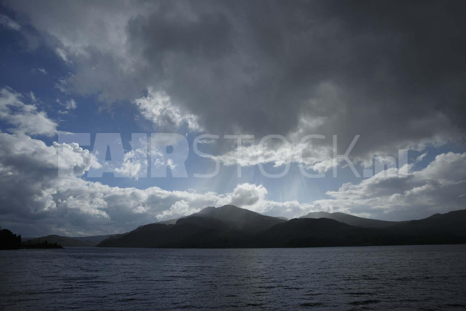 Dramatische wolken boven een sereen meer