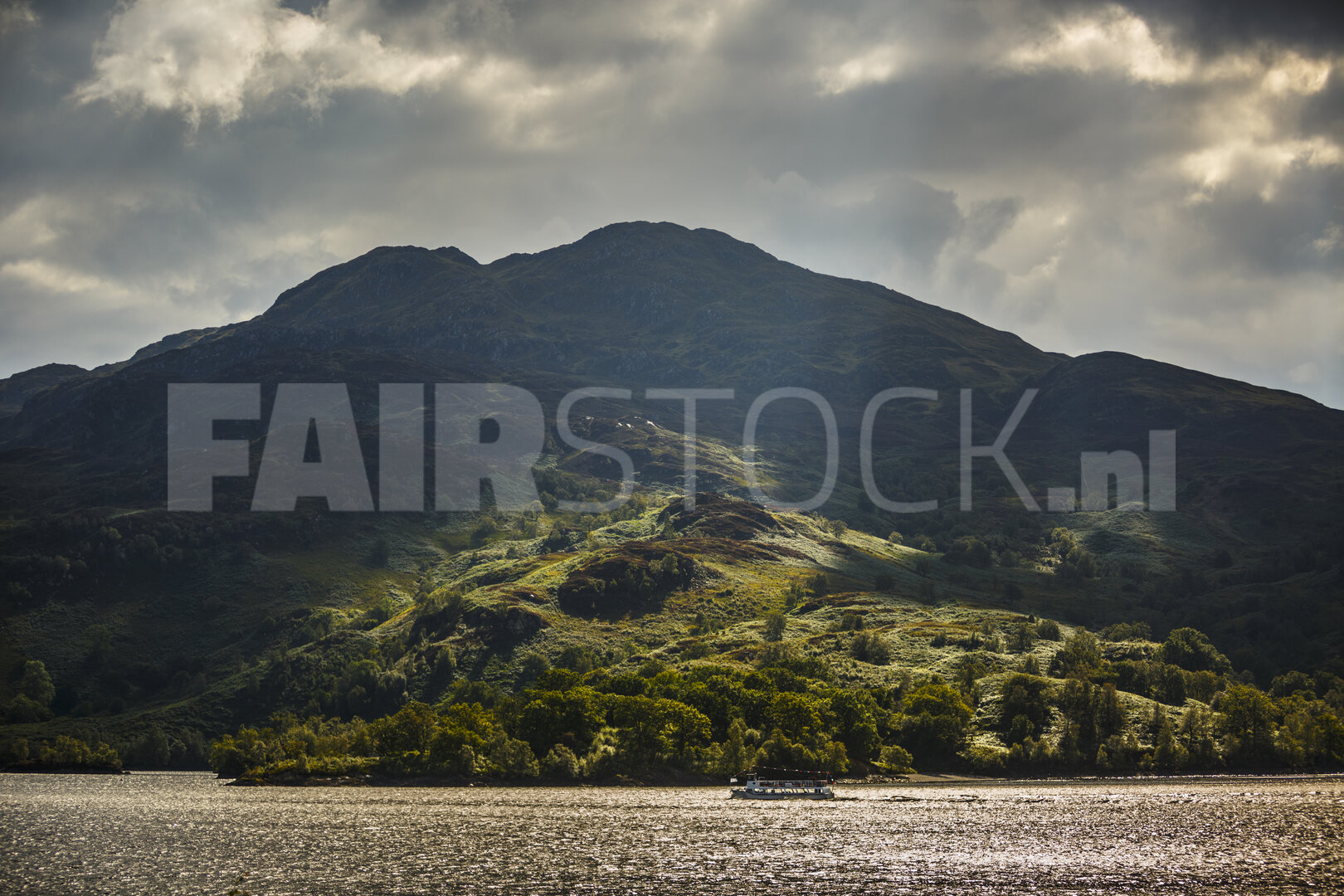 Berg en meer in sereen landschap