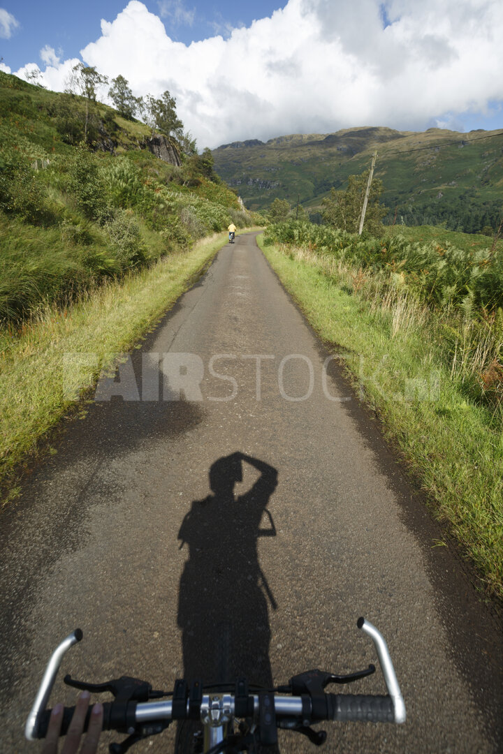 Fietser op rustig plattelandspad