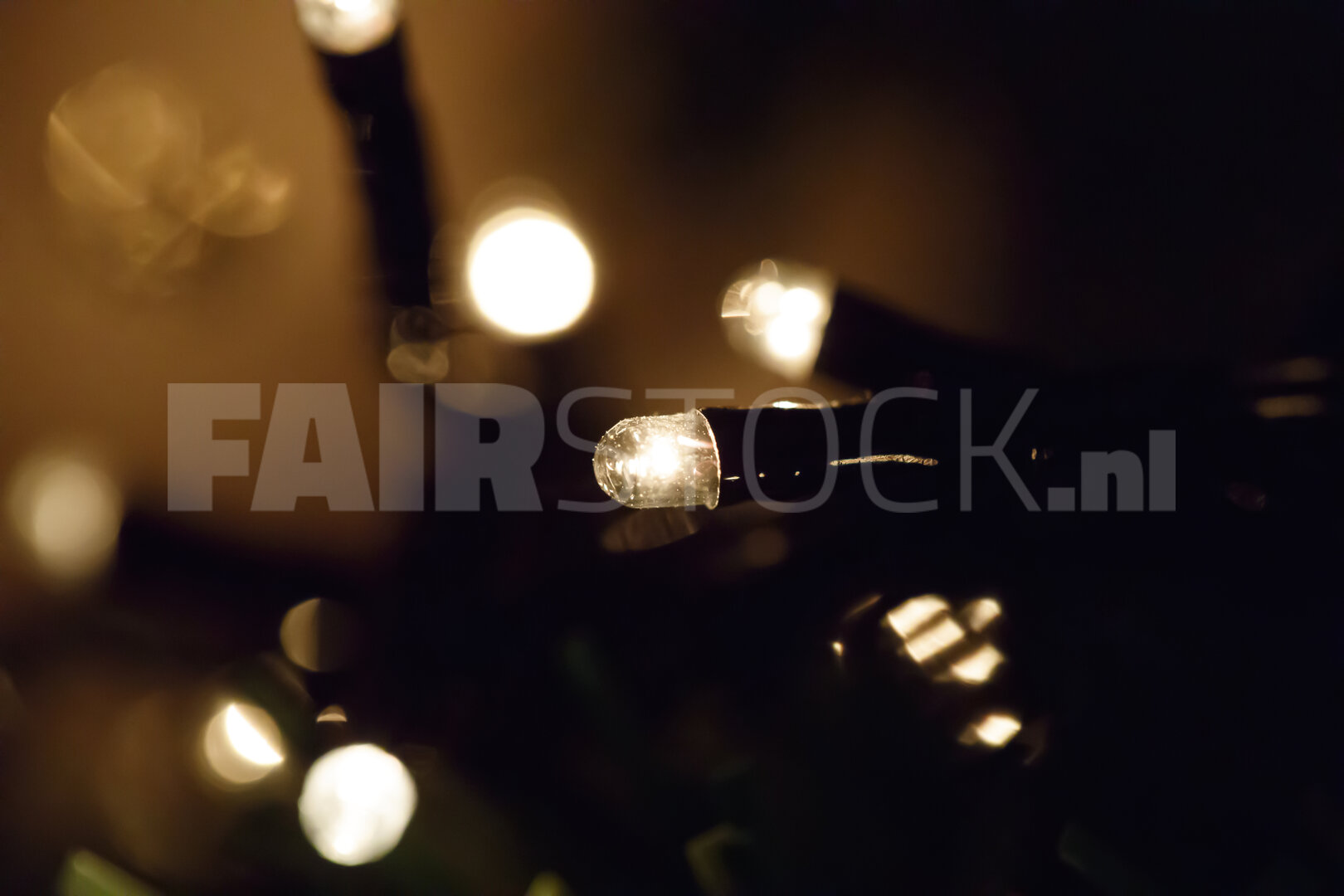 Sfeervolle kerstverlichting in het donker