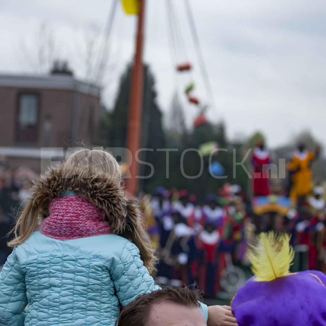Kinderen wachten op Sinterklaas en zijn helpers