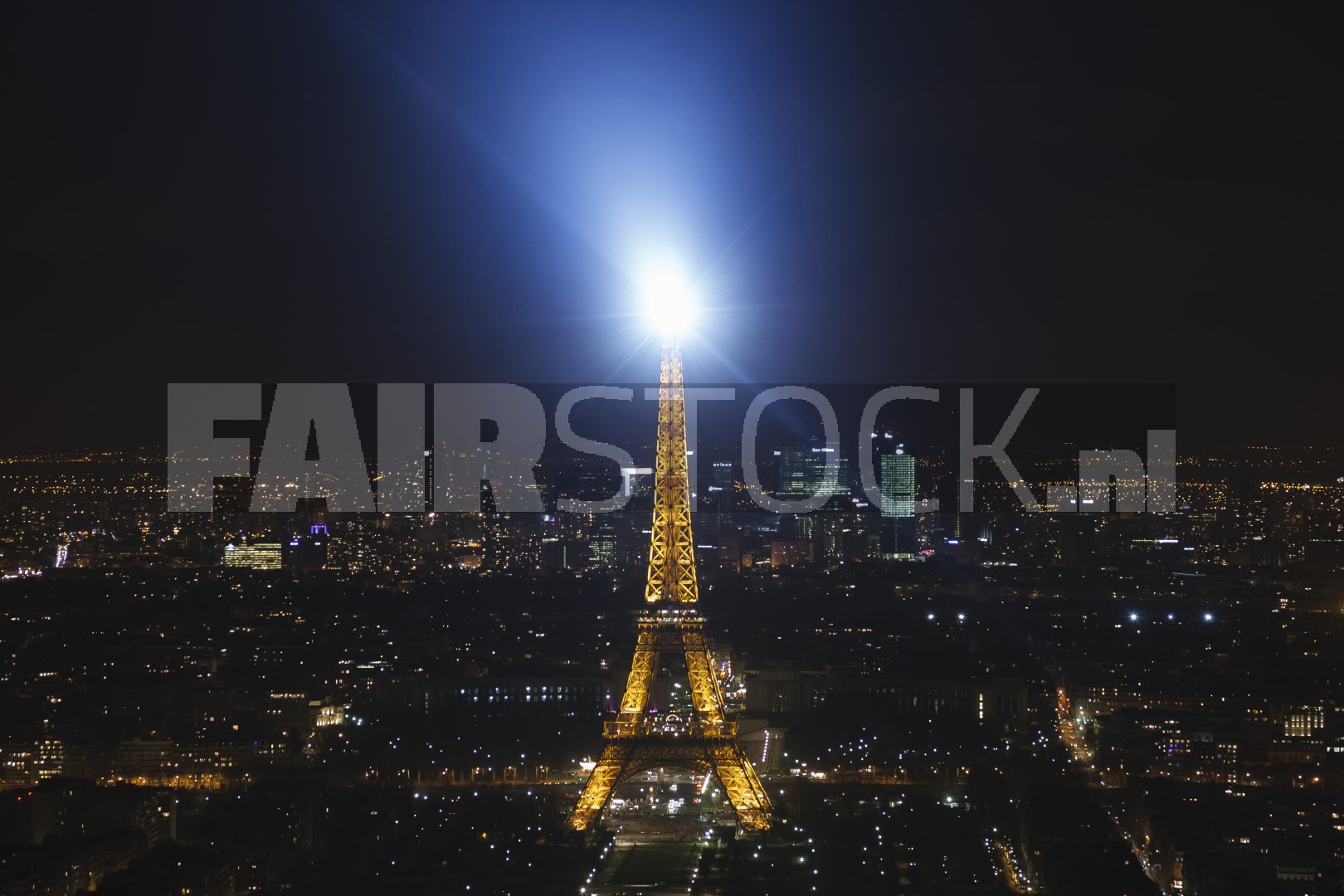 Eiffeltoren schittert 's nachts boven Parijs