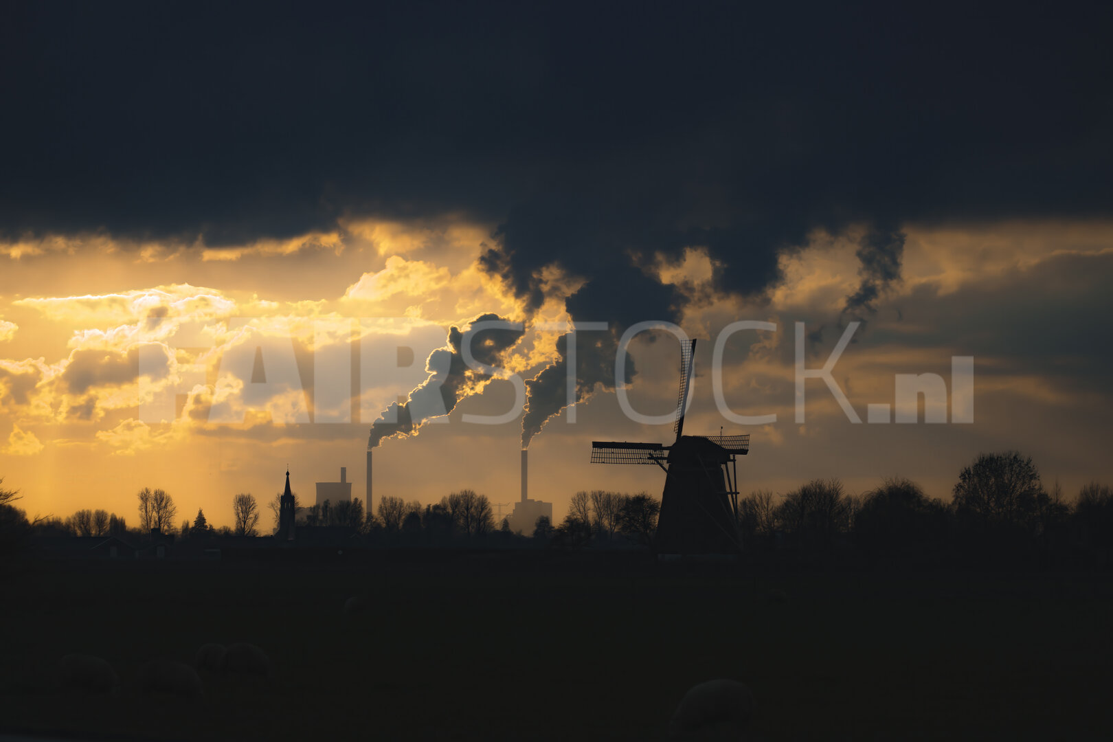 Nederlands novemberlandschap met windmolen en industrie