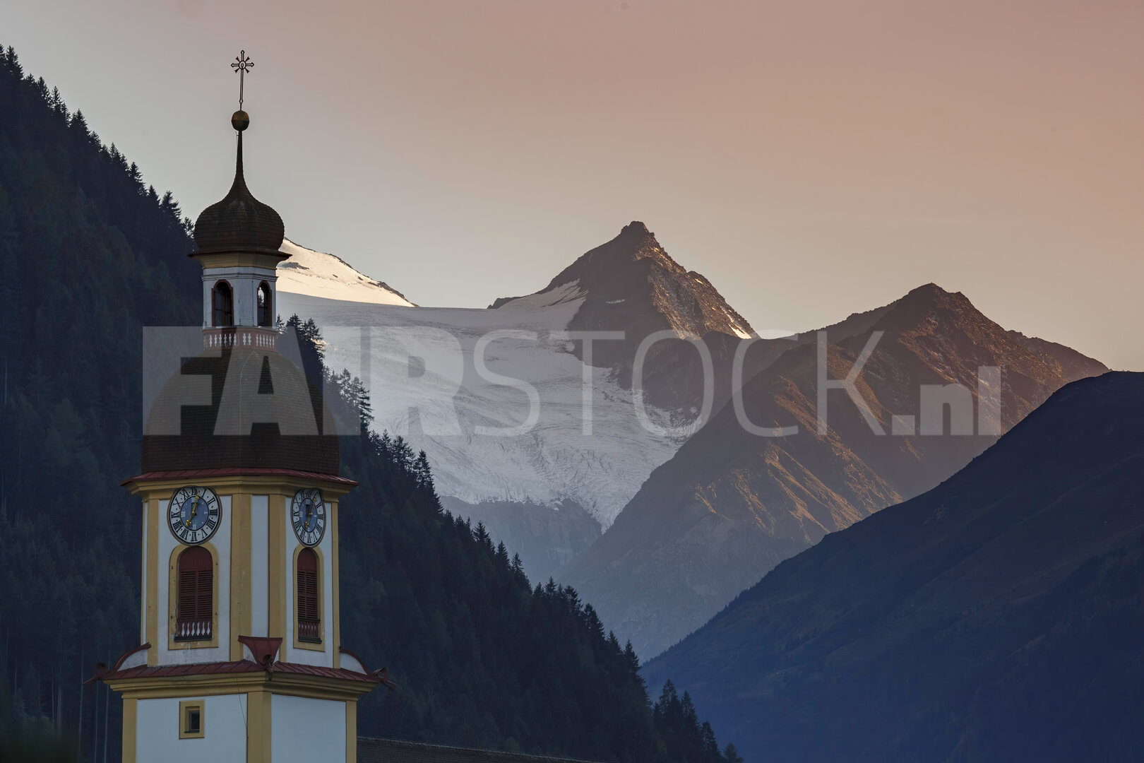Kerkentoren Neustift im Stubaital bij schemering