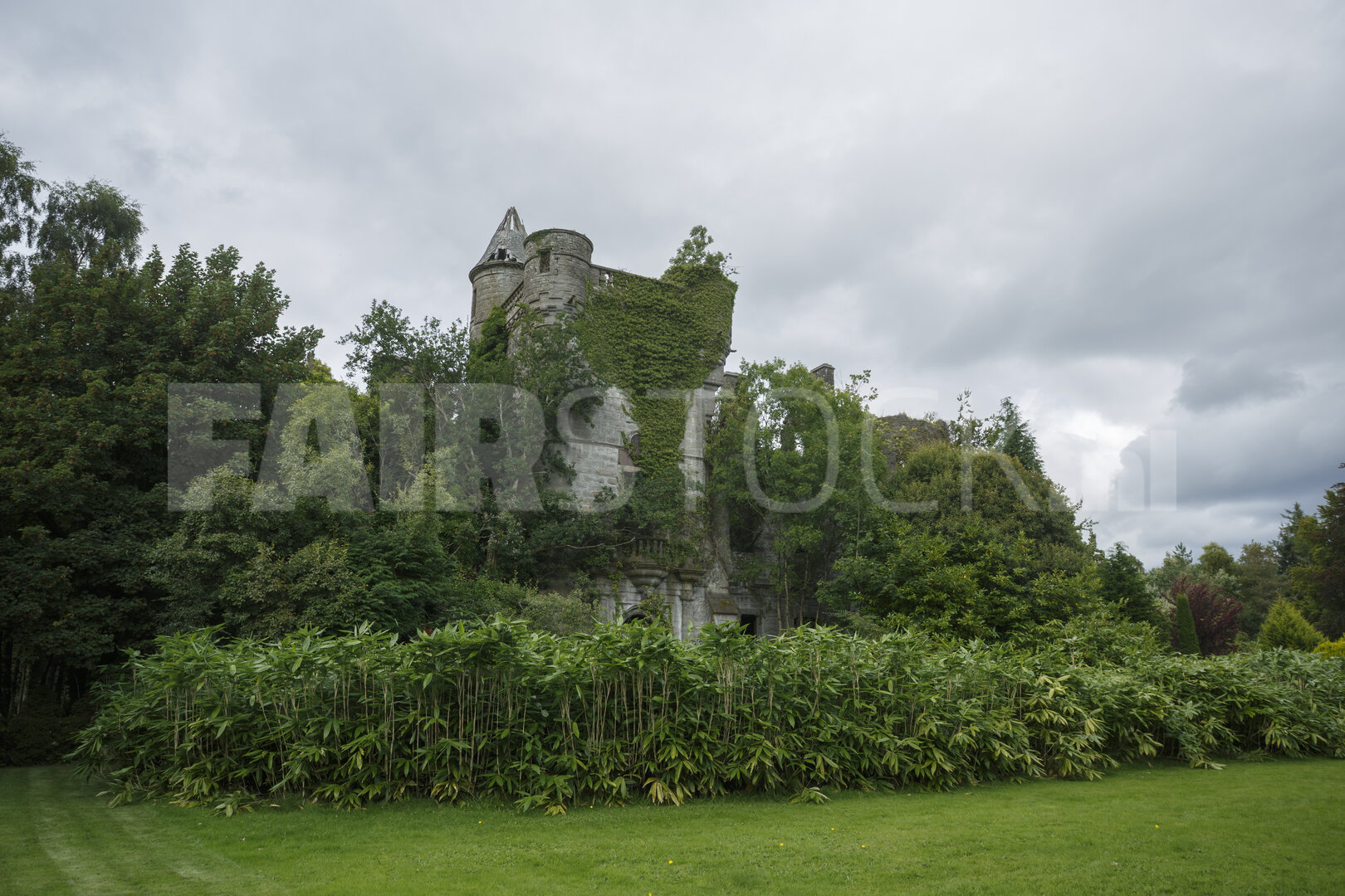 Kasteel omgeven door groenheid