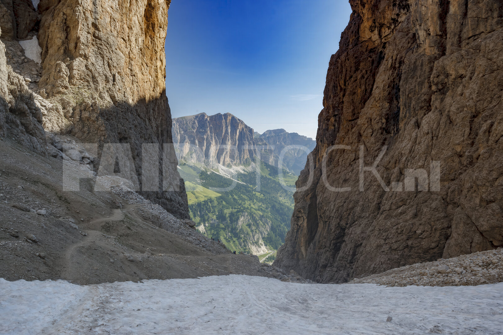 Adembenemende klim naar het Pisciadu-meer in de Dolomieten