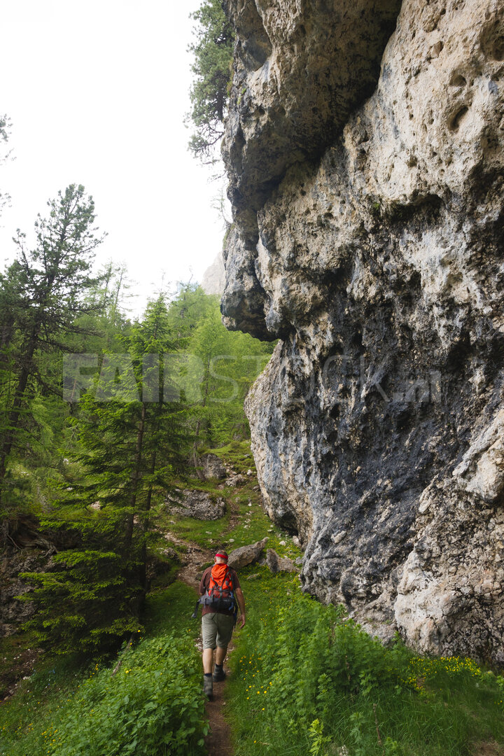 Wandelavontuur langs bergpad in Italië