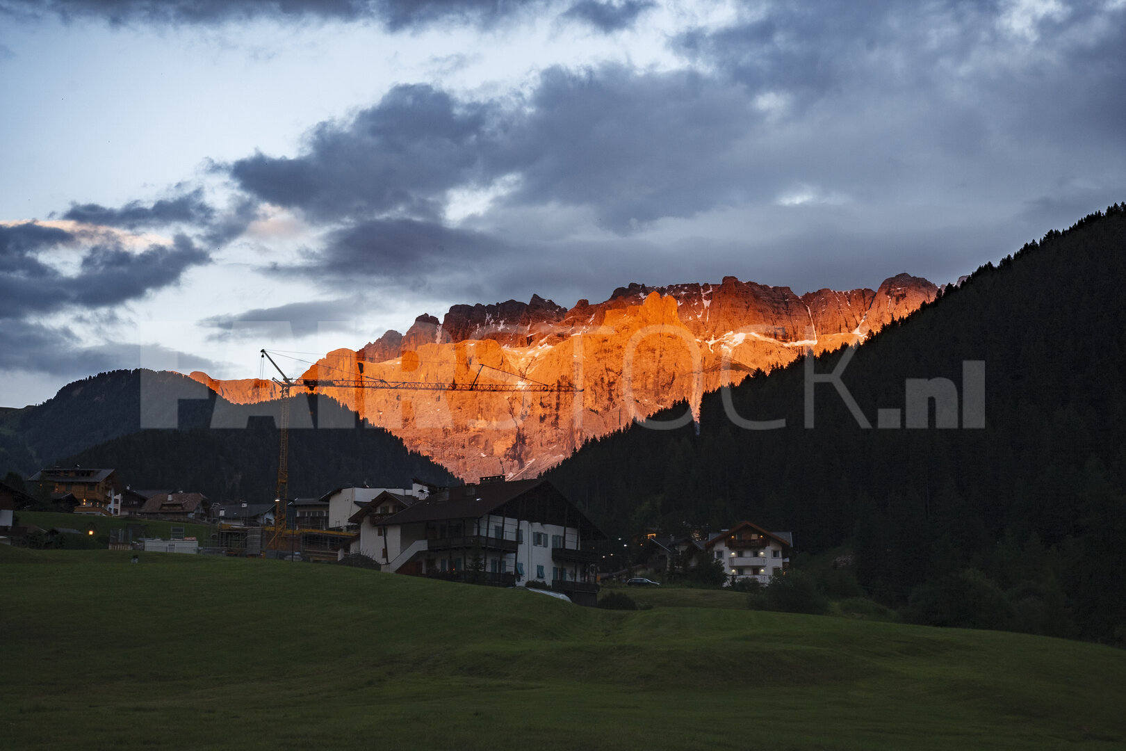 Majestueuze Dolomieten in gouden zonsondergang