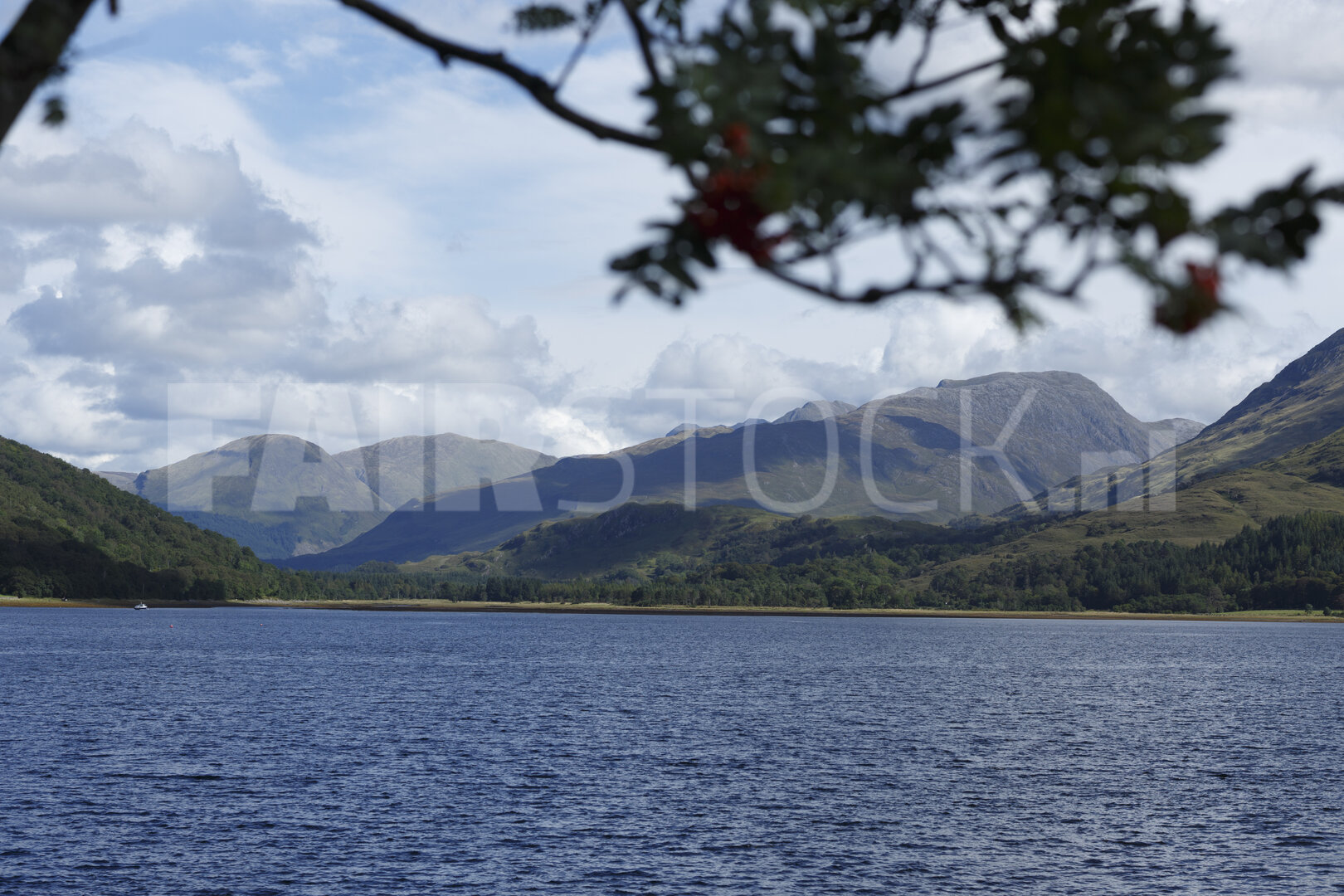 Bergen boven rustige Schotse loch